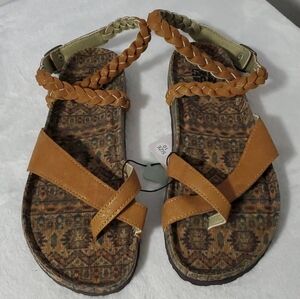 NWT Muk Luks Shinny Braided Strap Sandals in Tan Size 10